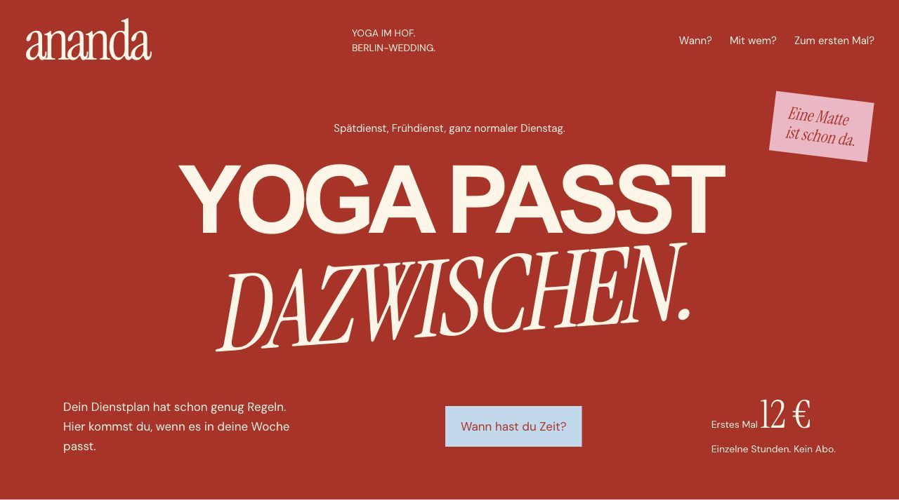 ANANDA für Tessa Brandt: großer roter Typografieaushang und versetzte Kurszettel für Menschen mit wechselnden Arbeitszeiten