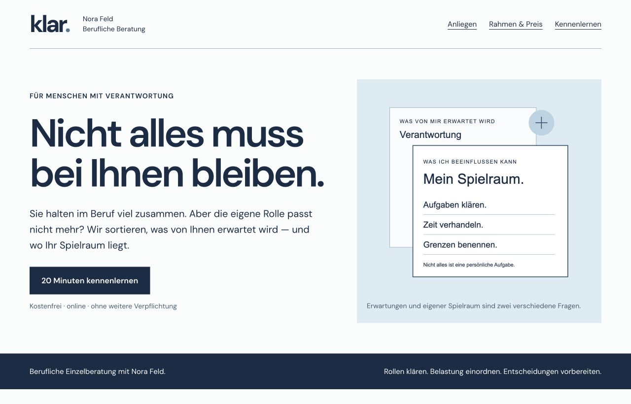klar. für Nora Feld: tiefblaue Schrift, konkretes Beratungsangebot und zwei selbst gezeichnete Arbeitsnotizen zu Erwartung und eigenem Spielraum